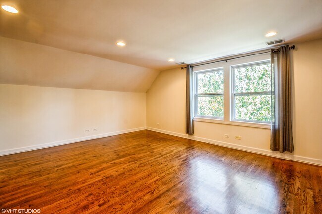 Foto del edificio - 3258 N Oakley Ave