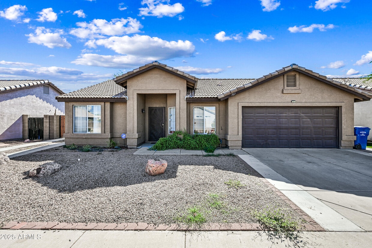 Primary Photo - 757 E Wildhorse Dr