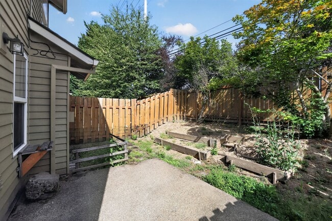 Building Photo - 20463 SW Midline St