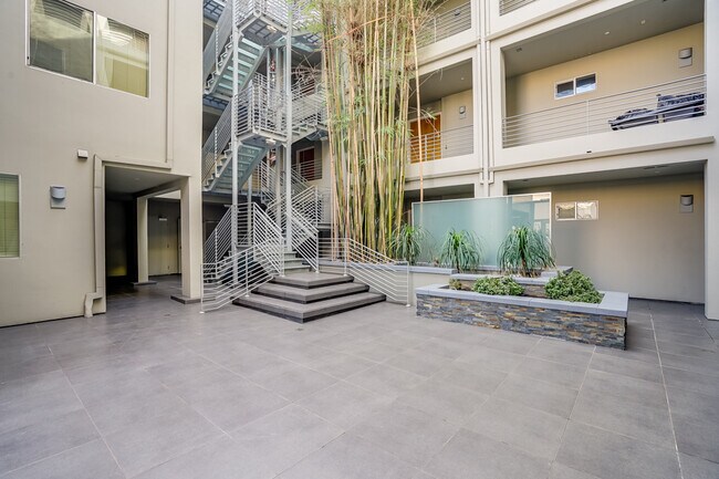 Building Courtyard - 1411 N Detroit St