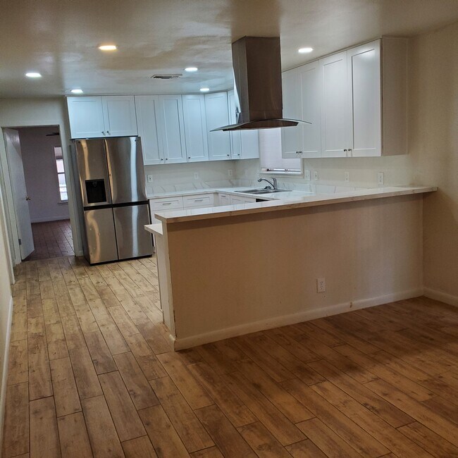 Building Photo - 115 Encino Grande St
