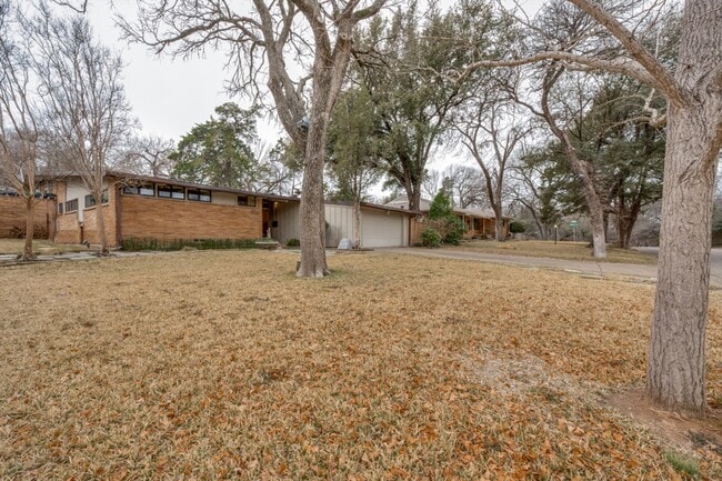 Building Photo - 524 N Manus Dr