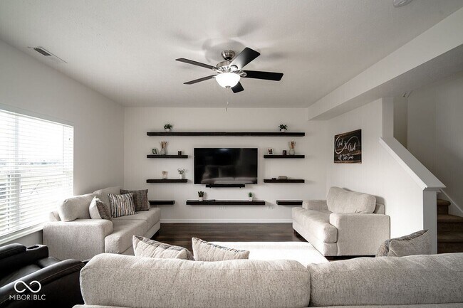 Foto del edificio - Spacious 4-Bedroom Home with Walk-In Closet & Community Pool in Greenwood