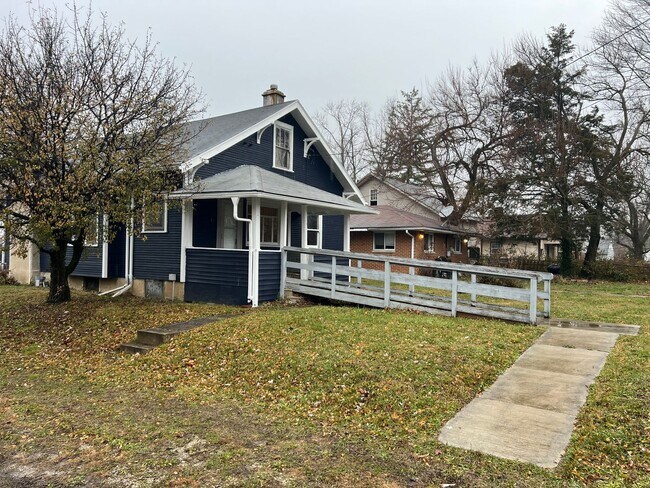 Foto del edificio - 2 bedrooms 1 bathroom house