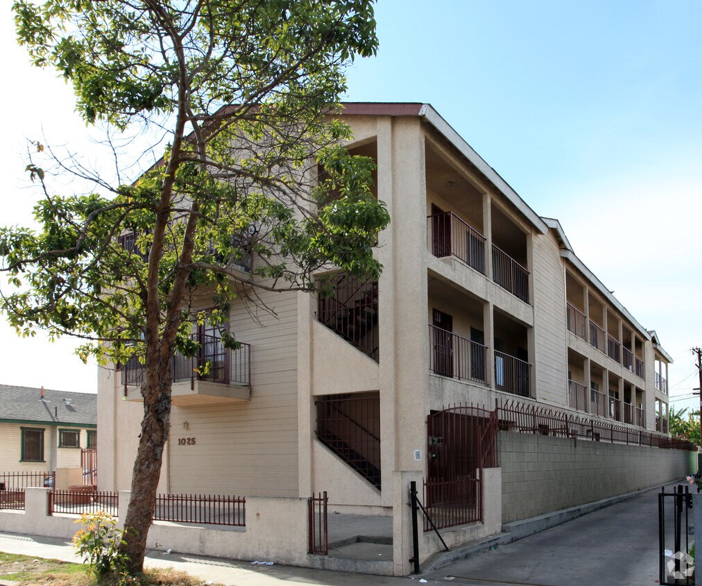 Building Photo - 1025 Gaviota Ave