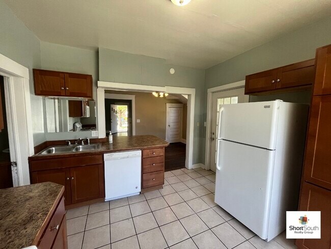 Building Photo - 6 Bed 2 Bath Home For-Rent off Watson SW f...