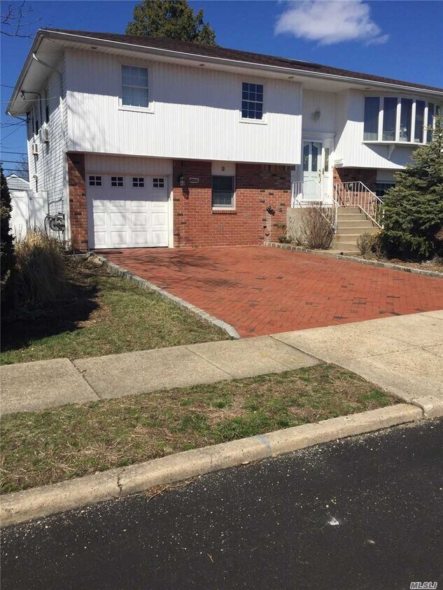 9 Ct, Bethpage, NY 11714 House Rental in Bethpage, NY