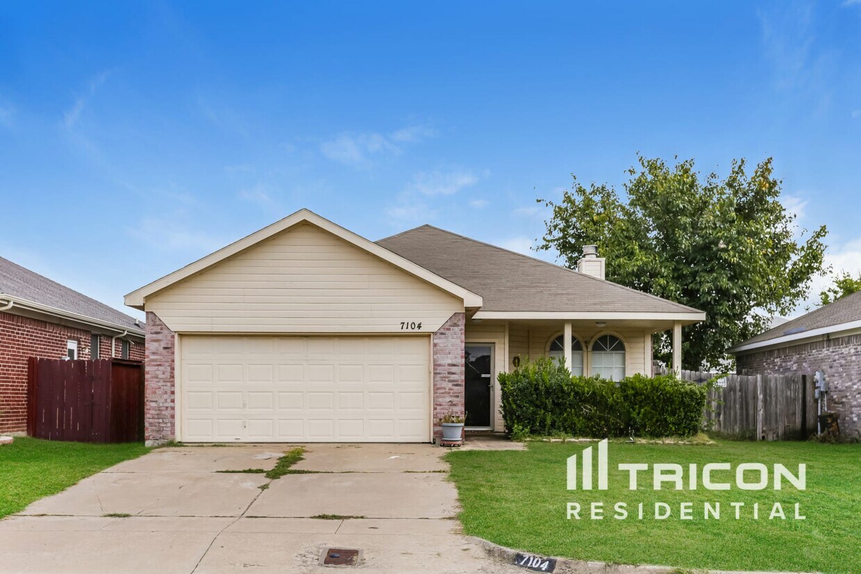 Foto principal - 7104 Park Creek Dr