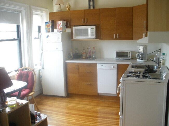 Building Photo - 533 Newbury St