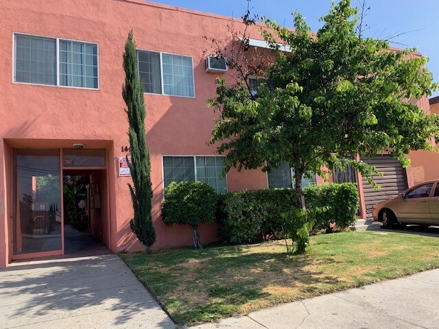 FRENTE DEL EDIFICIO - 14011 Sherman Way