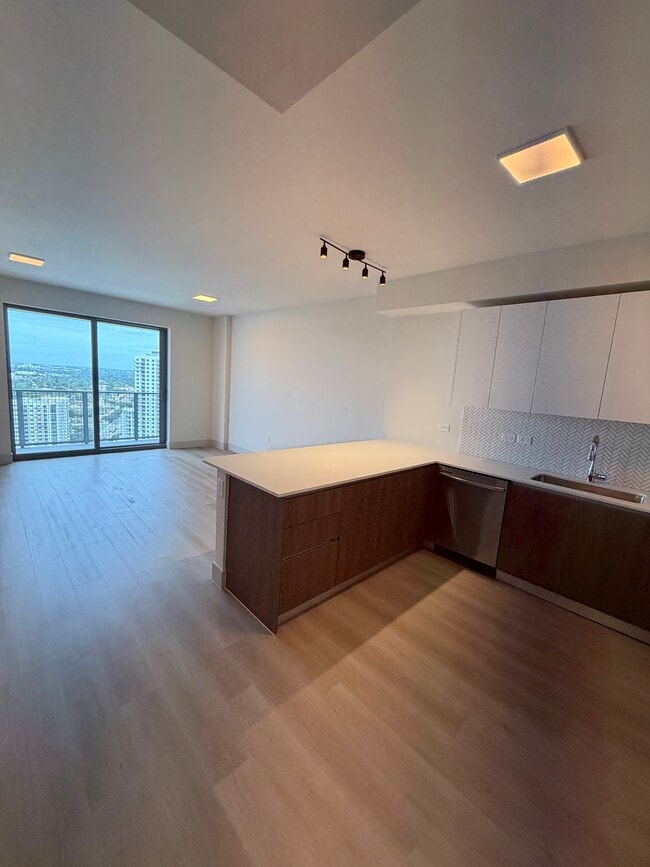 Building Photo - 1549 Van Buren St