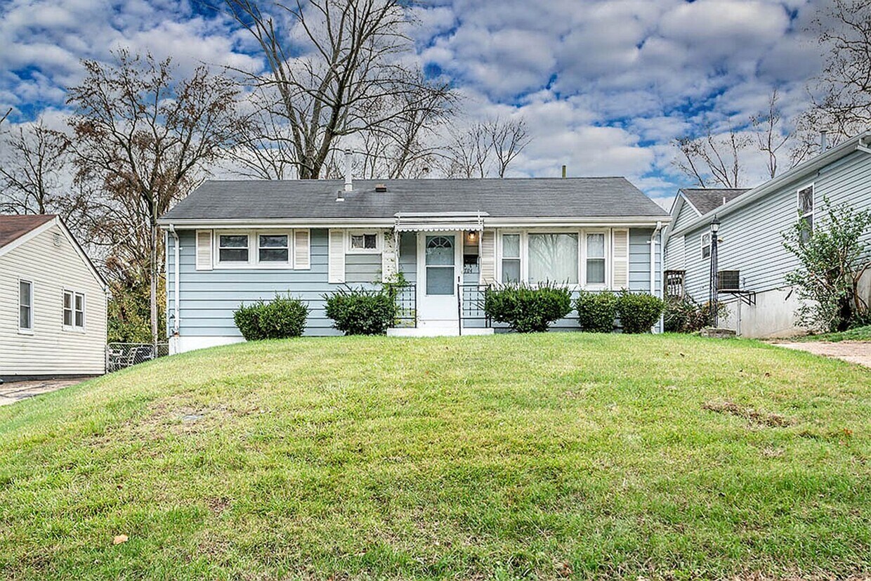 Foto principal - 3-Bedroom Home with Hardwood Floors & Fenced Yard in St. Louis