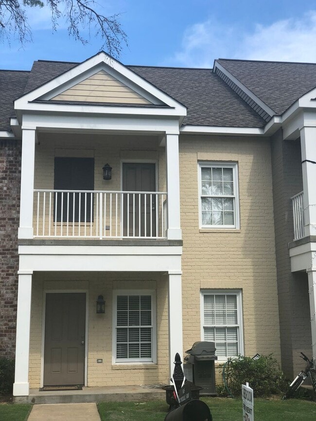 Building Photo - Spacious 3 Bed 3 Bath Available Fall 2025!