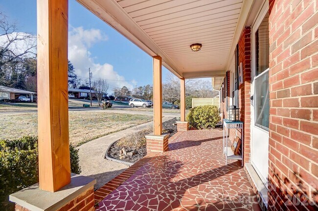 Building Photo - 10 Spruce Pine Dr