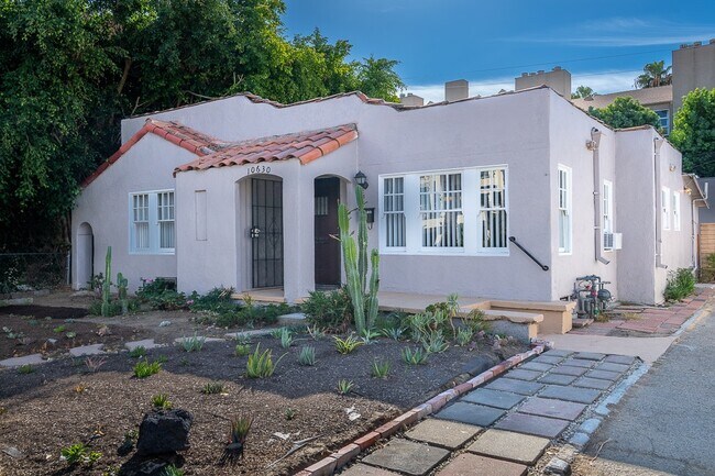 Foto del edificio - 10630 Bloomfield St