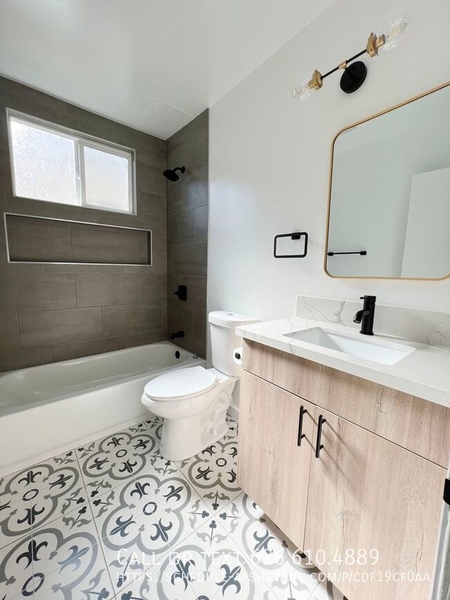 Building Photo - **NEWLY RENOVATED** 160 N Holliston