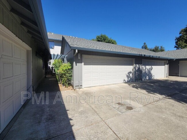 Foto del edificio - 8067 Briar Ridge Ln