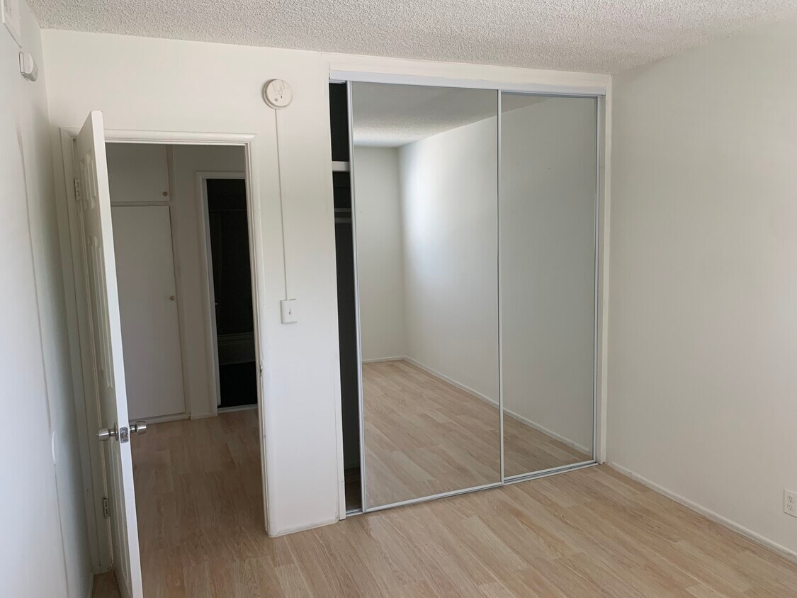 Foto principal - 6929 Whitsett Ave