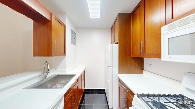 Building Photo - 400 E 71st St