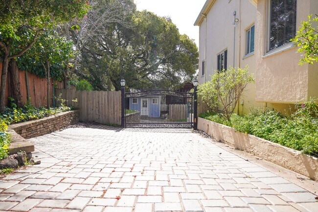 Foto del edificio - Beautiful Home Available In North Berkeley!