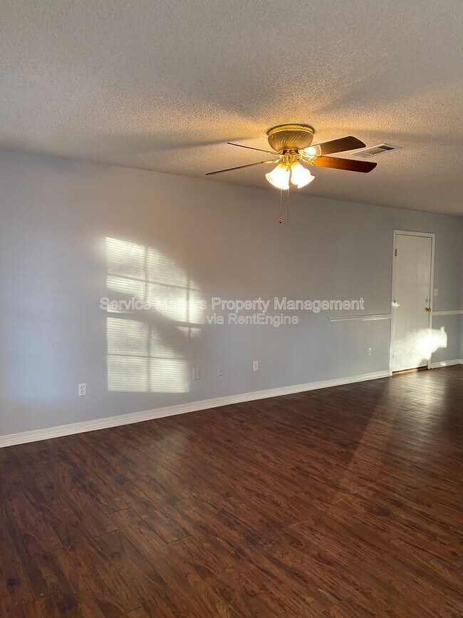 Foto del edificio - 5746 Rolling Hills Dr