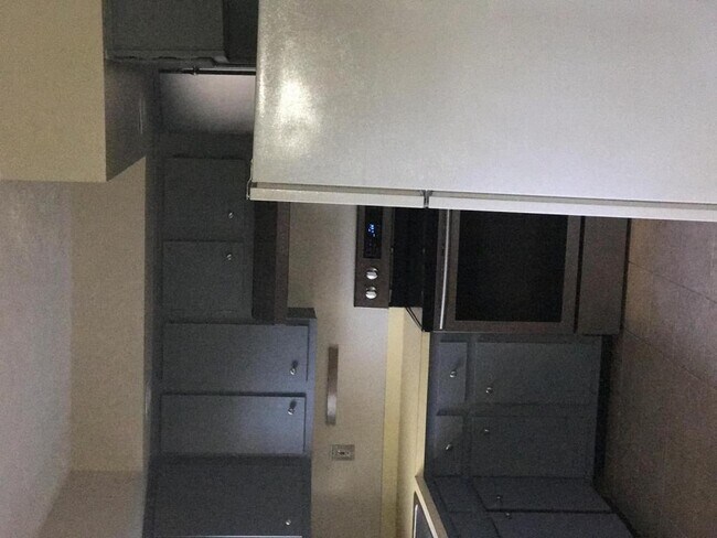 Building Photo - 452 Woodview Dr