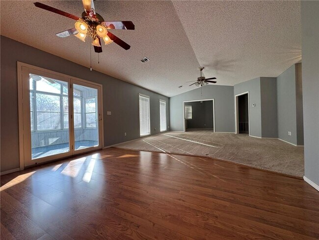 Foto del edificio - 2 Newburgh Dr