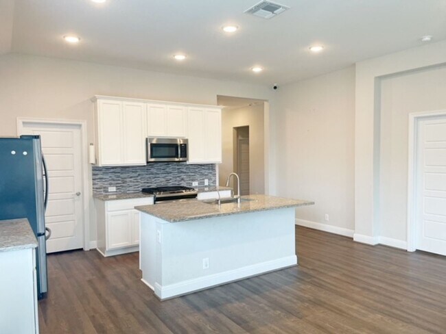 Foto del edificio - This stunning, 4BED/2BATH, well maintained...