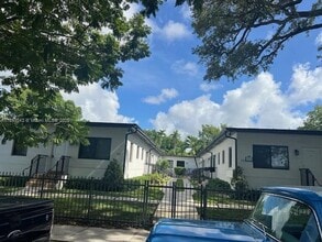 Building Photo - 2121 SW 14th Terrace