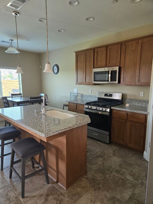 Foto del edificio - 1145 E Seeger Ave