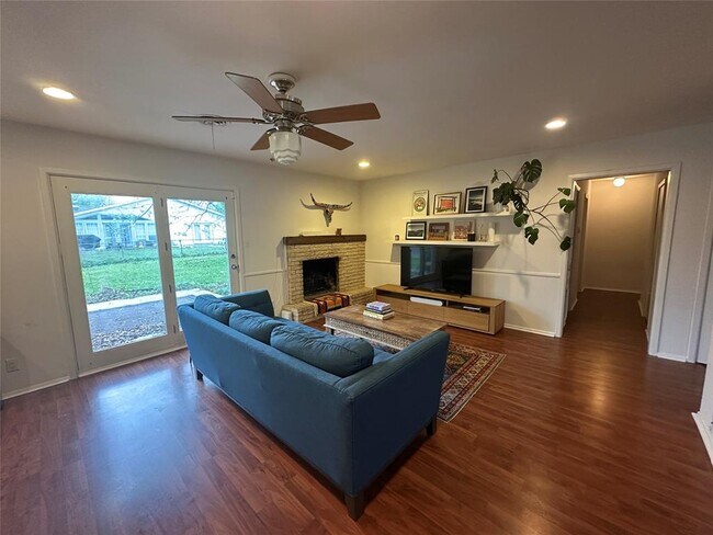 Foto del edificio - 1908 Pompton Dr