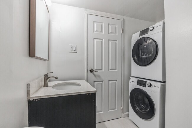 Lavadora y secadora dentro de la unidad - The Crossings at Neshaminy Apartments