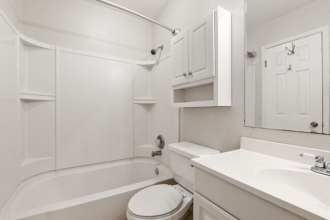 Building Photo - Spacious and Convenient Location! 3 Bedroo...