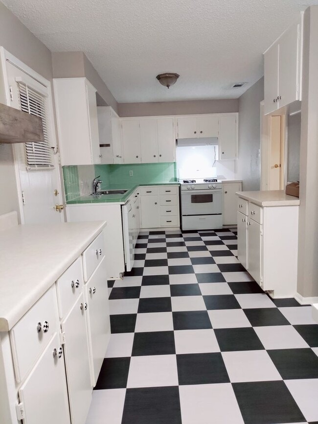 Building Photo - 3 Bedroom 1 Bath House