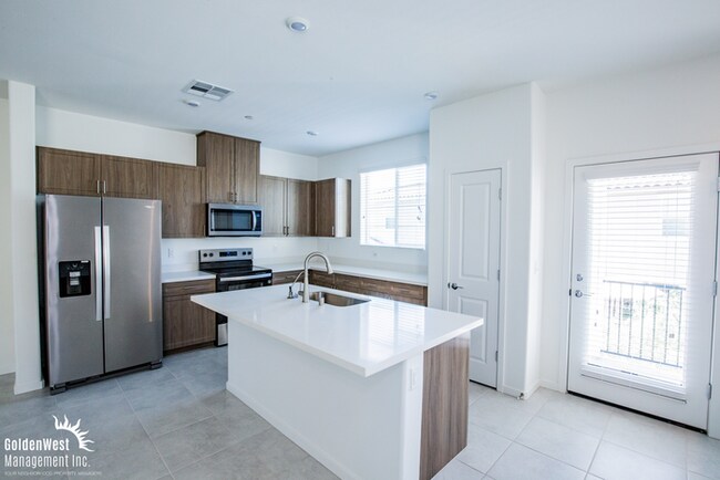 Foto del edificio - Brand new 3Bdm 2Ba Two-Story Townhome in S...
