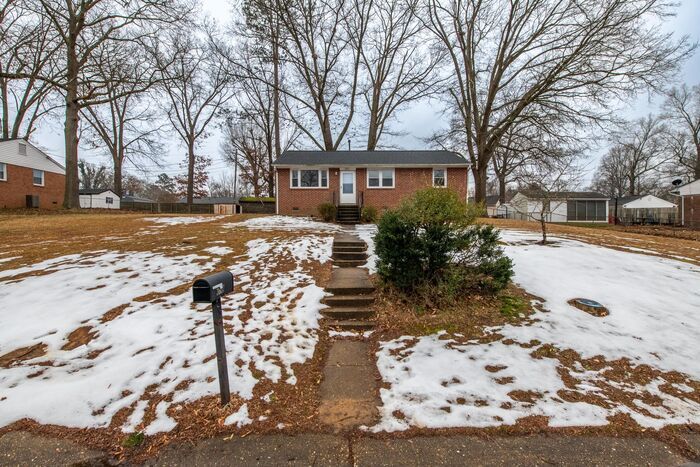 Primary Photo - Charming 3/1 with fenced-in backyard