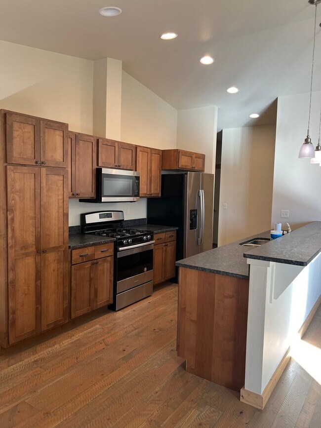 Building Photo - 3 Bed 2 Bath with double garage in Four Co...