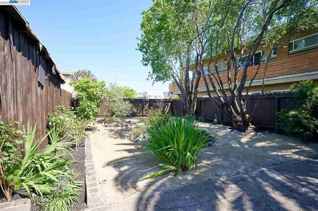 Building Photo - Gorgeous, fully renovated gem!
