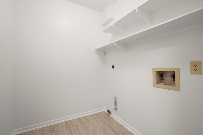 Foto del edificio - 16014 Lakestone Dr