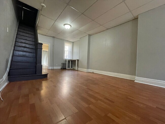 Building Photo - 3 bedroom, 1 bathroom row home located in ...