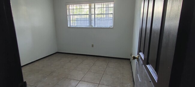 Foto del edificio - 6900 N Kendall Dr