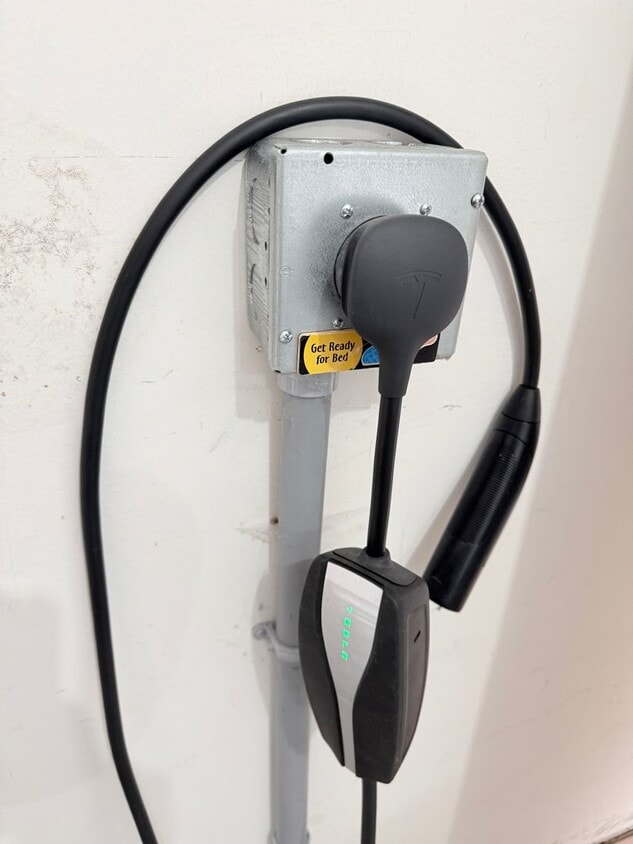 Building Photo - Incredible 3 bed, 3.5 bath with EV Charging Port!