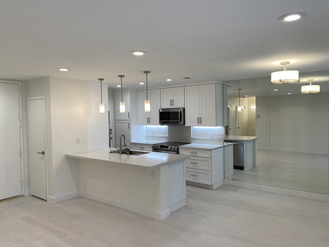 Foto principal - 100 S Doheny Dr