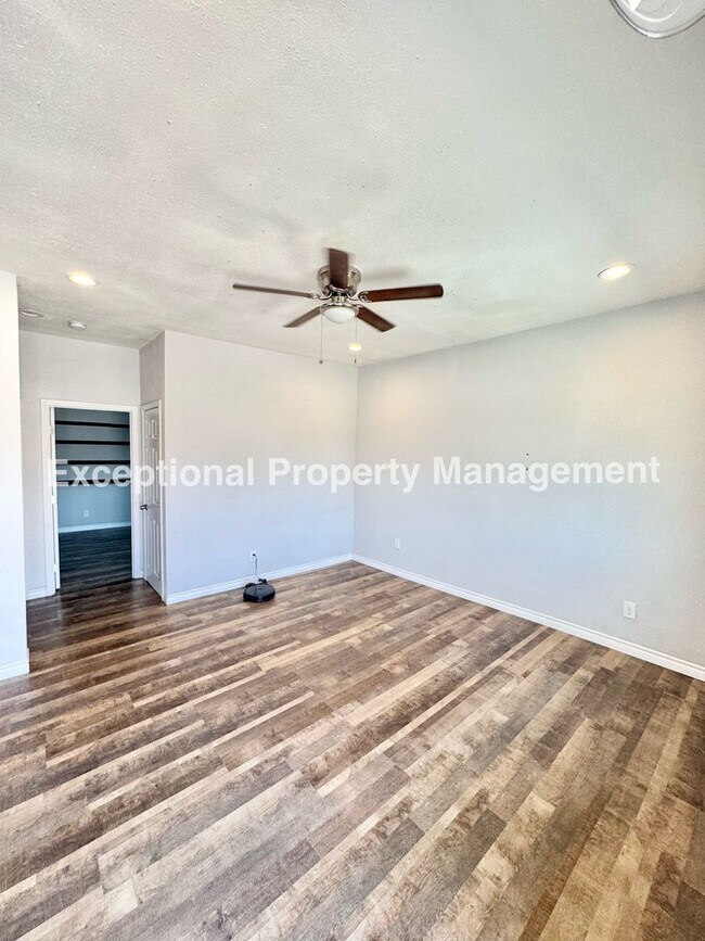 Foto del edificio - Great 2 bed 1 bath backhouse/ADU