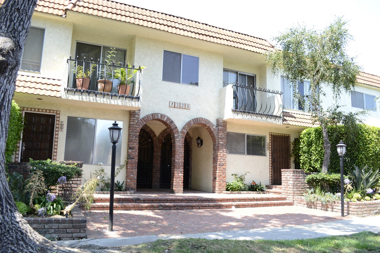 Primary Photo - 1323 S Carmelina Ave