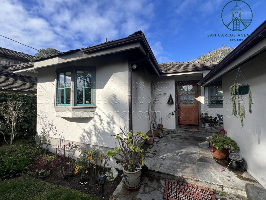 Foto principal - Adorable Three Bedroom Lower Carmel Woods ...
