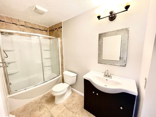 Foto del edificio - 3 Bed-1.5 Bath Condo In Avon Lake