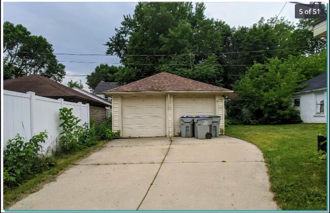 Garage - 4411 W Howie Pl