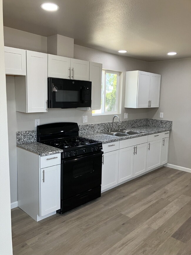 Building Photo - Fully Renovated 1-Bedroom!