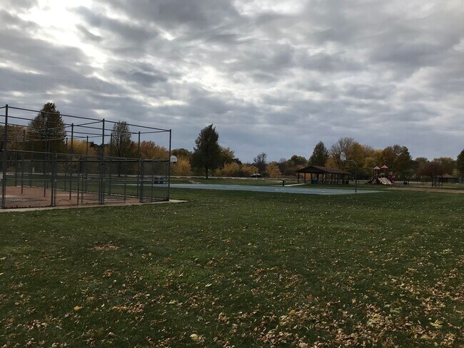 Foto del edificio - Spacious End Unit 2 Bed/1 Bath Townhome!